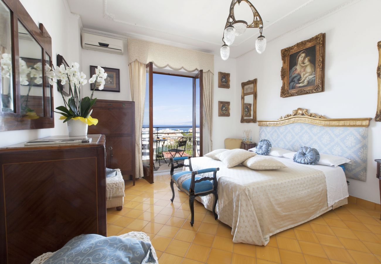 Appartamento a Sorrento - AMORE RENTALS - Appartamento Cielomare con Vista Mare e Balcone