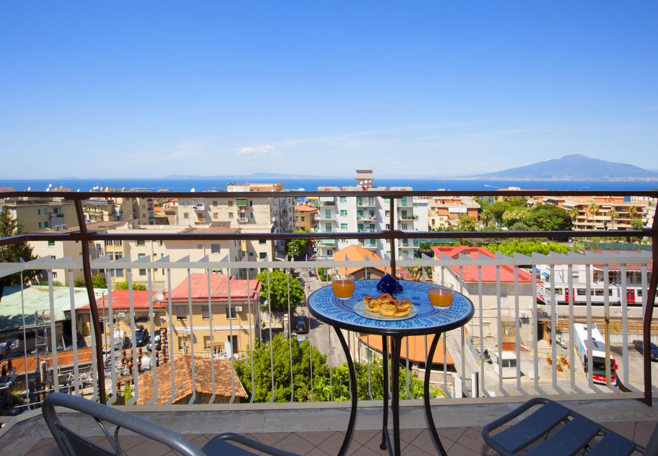 Appartamento a Sorrento - AMORE RENTALS - Appartamento Cielomare con Vista Mare e Balcone