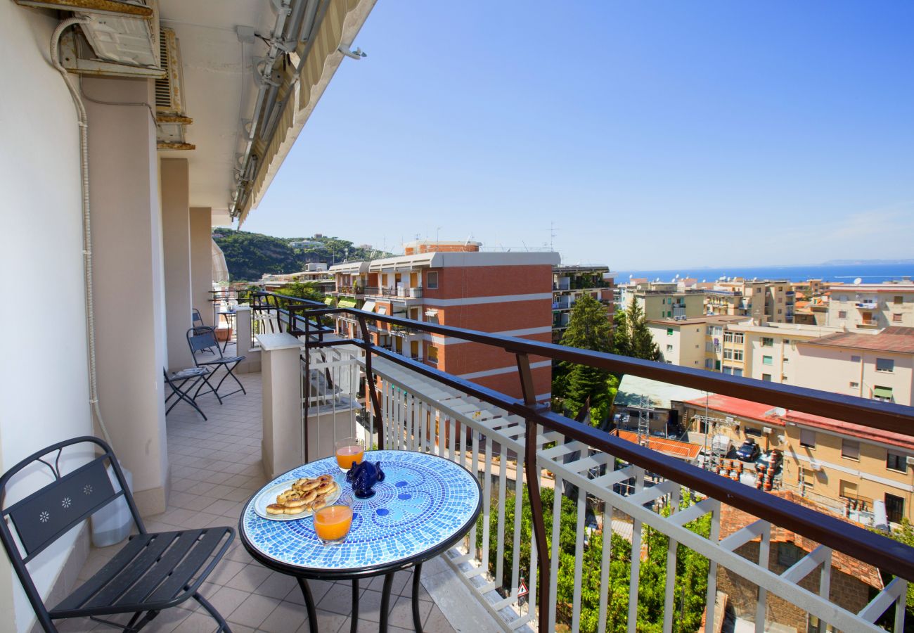 Appartamento a Sorrento - AMORE RENTALS - Appartamento Cielomare con Vista Mare e Balcone