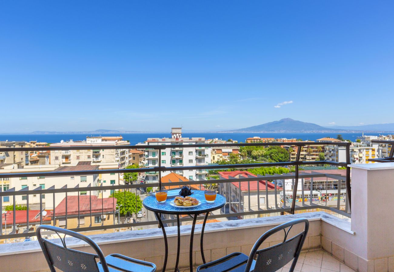 Appartamento a Sorrento - AMORE RENTALS - Appartamento Cielomare con Vista Mare e Balcone