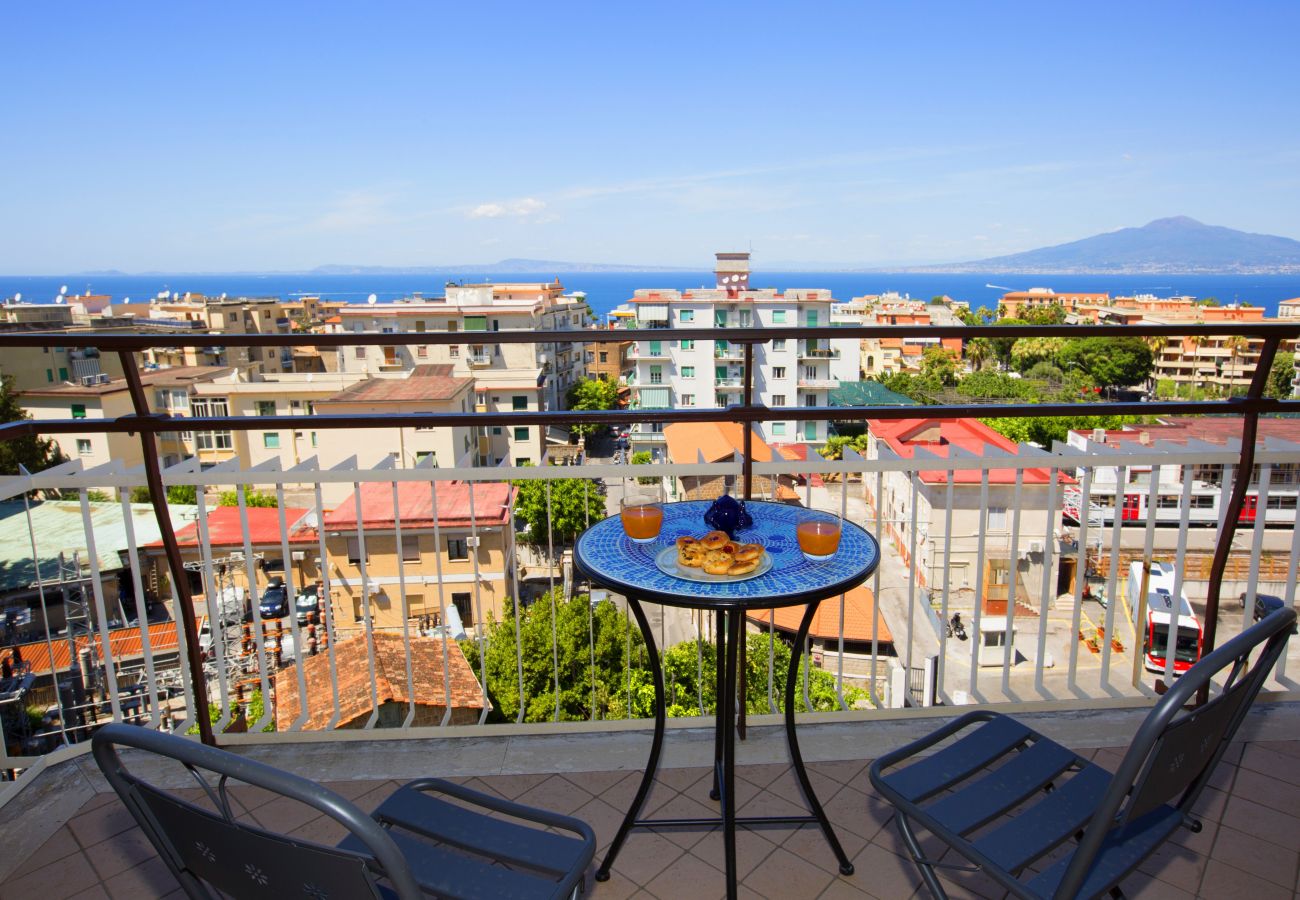 Appartamento a Sorrento - AMORE RENTALS - Appartamento Cielomare con Vista Mare e Balcone