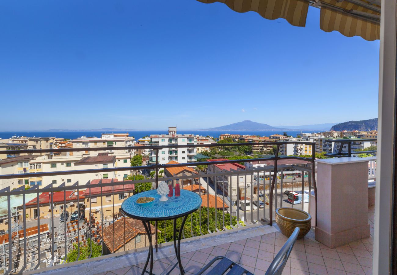 Appartamento a Sorrento - AMORE RENTALS - Appartamento Cielomare con Vista Mare e Balcone