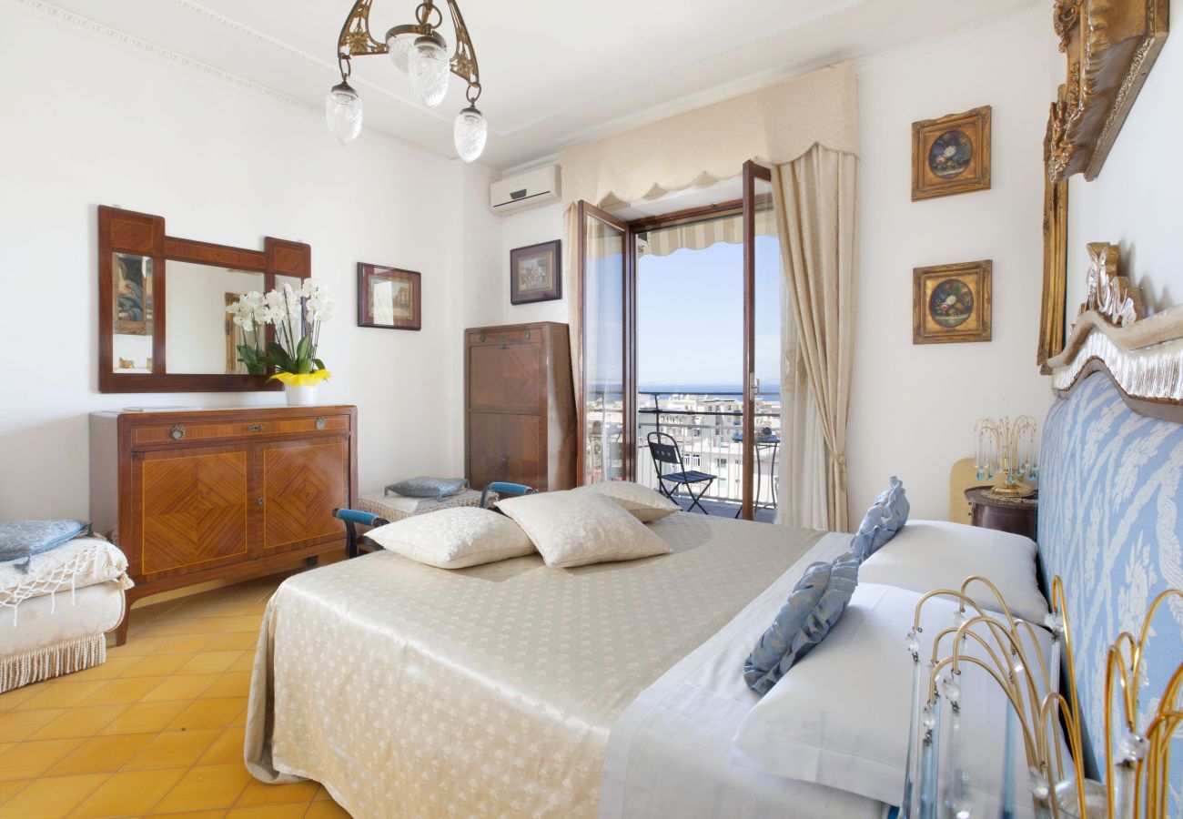 Appartamento a Sorrento - AMORE RENTALS - Appartamento Cielomare con Vista Mare e Balcone