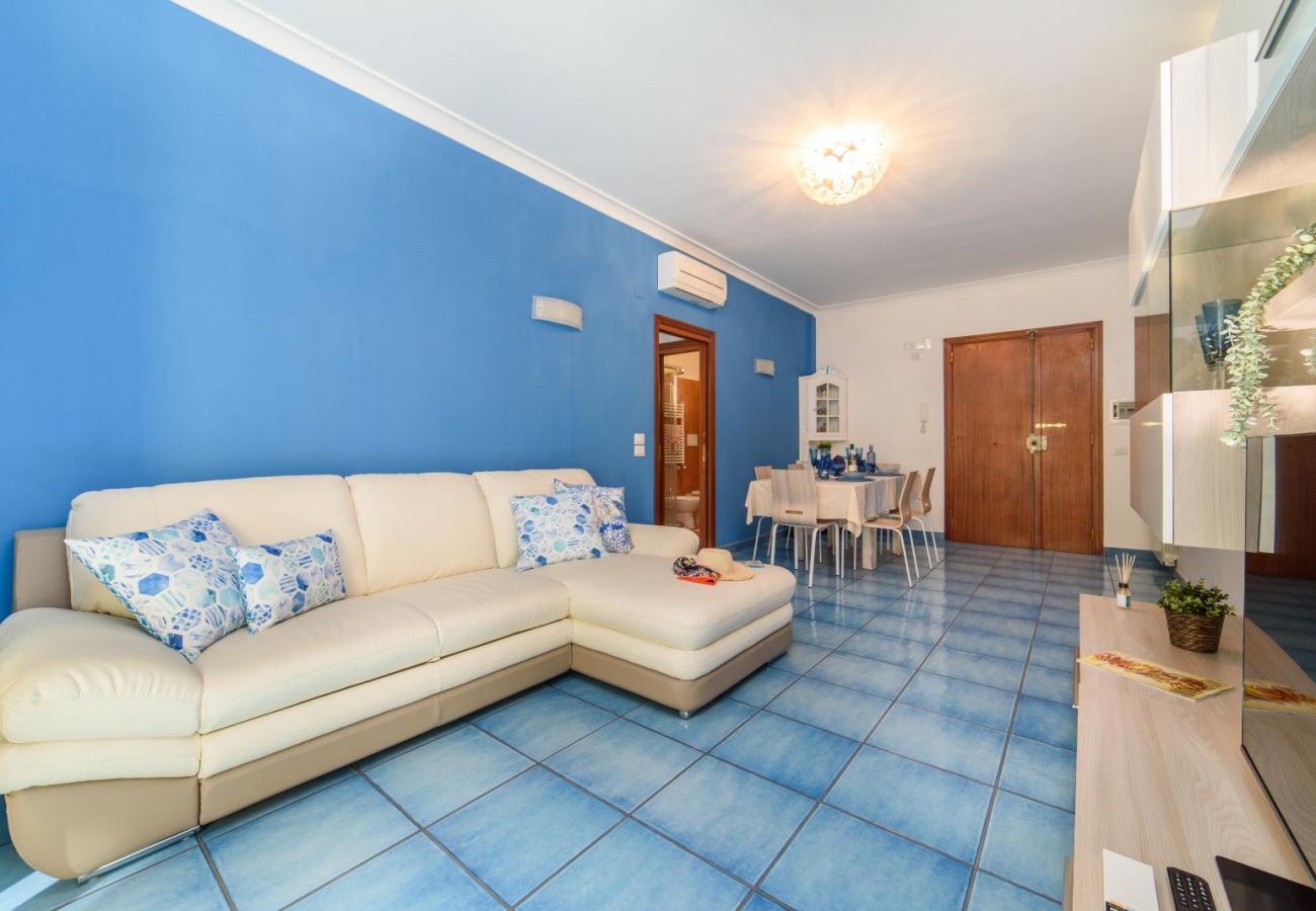 Appartamento a Sorrento - AMORE RENTALS - Sally Home con Terrazza e Vista Mare Parziale