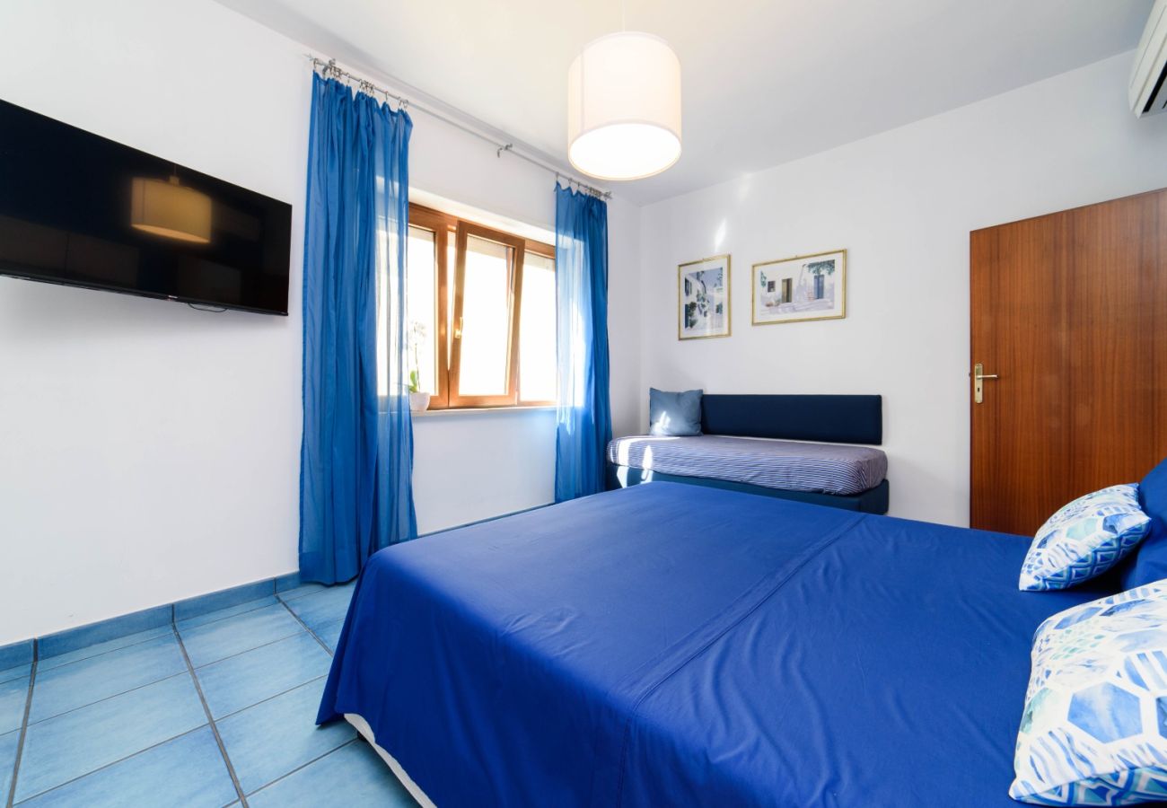 Appartamento a Sorrento - AMORE RENTALS - Sally Home con Terrazza e Vista Mare Parziale