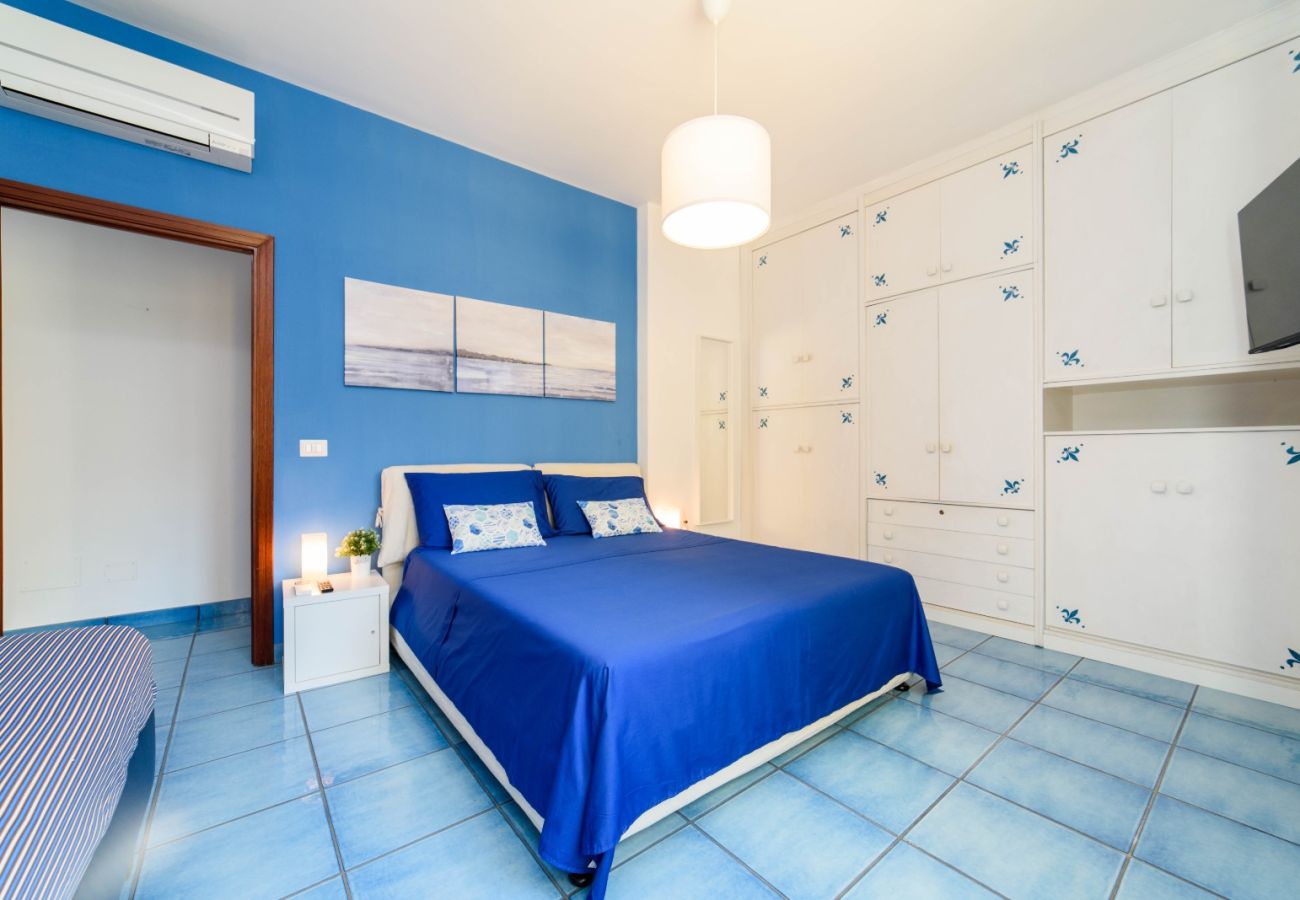 Appartamento a Sorrento - AMORE RENTALS - Sally Home con Terrazza e Vista Mare Parziale