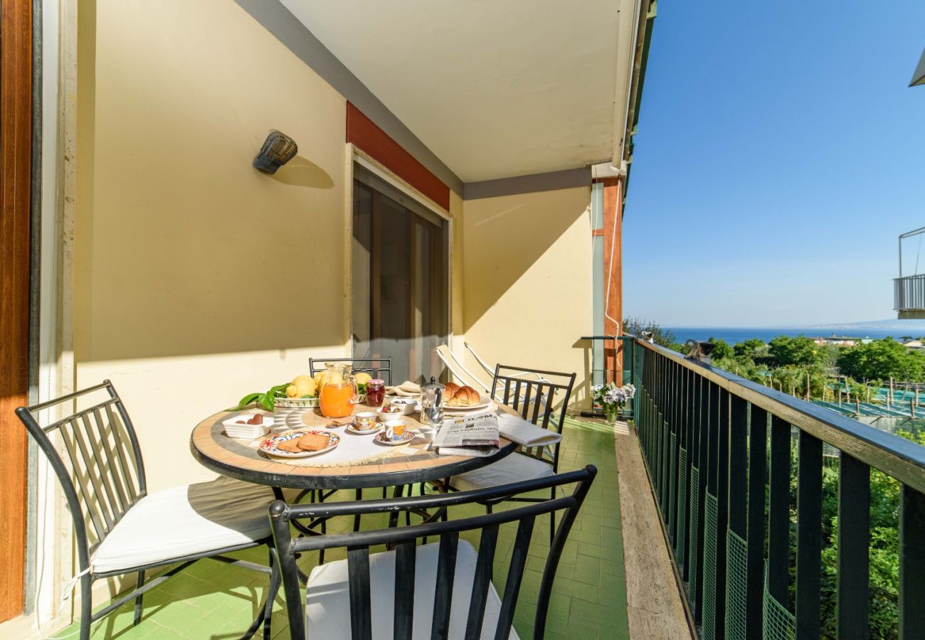 Appartamento a Sorrento - AMORE RENTALS - Sally Home con Terrazza e Vista Mare Parziale