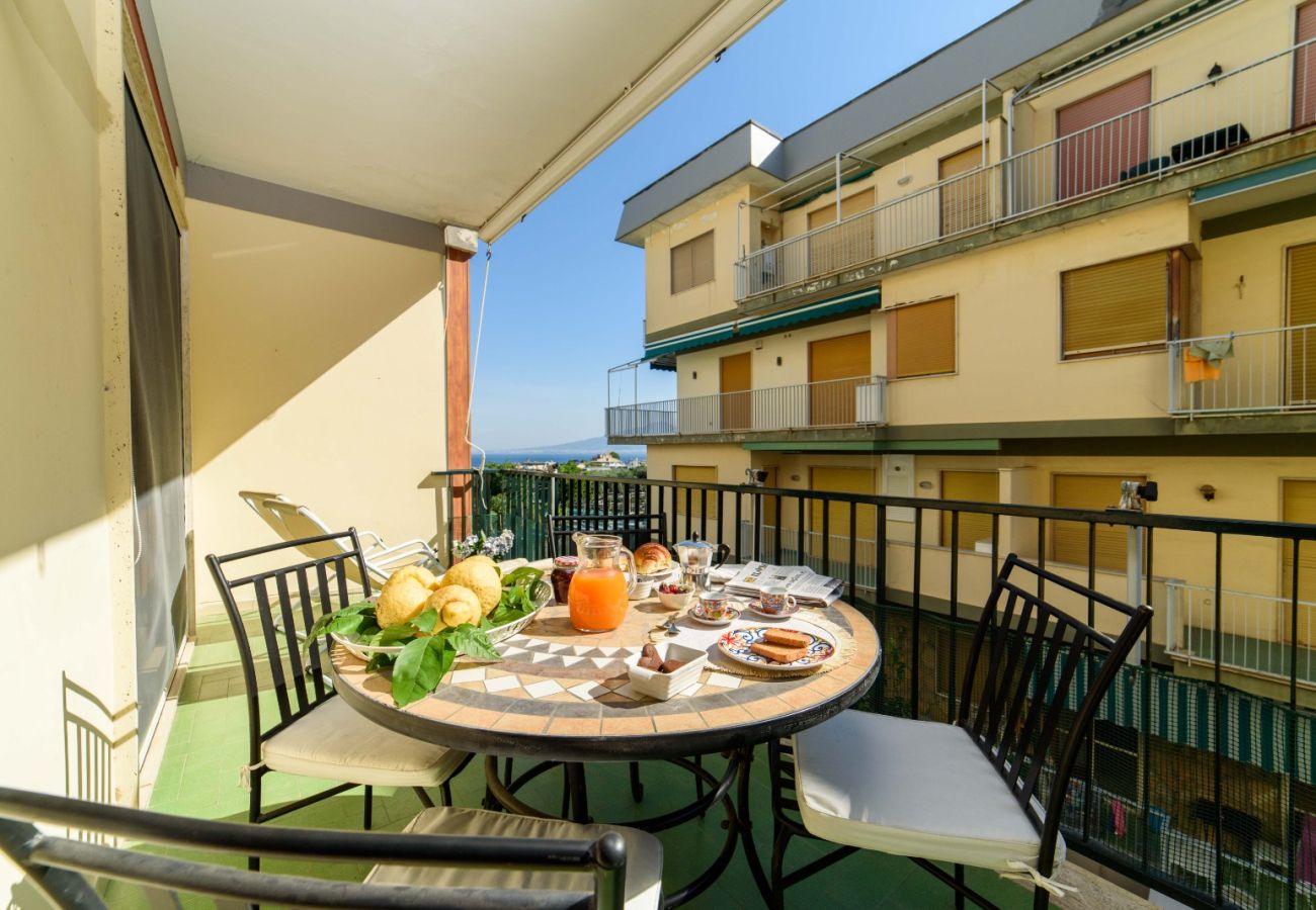 Appartamento a Sorrento - AMORE RENTALS - Sally Home con Terrazza e Vista Mare Parziale