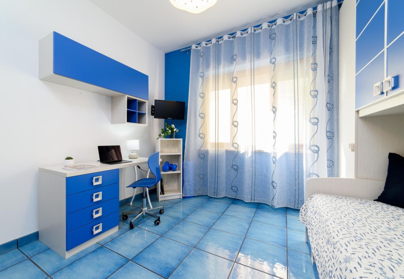 Appartamento a Sorrento - AMORE RENTALS - Sally Home con Terrazza e Vista Mare Parziale