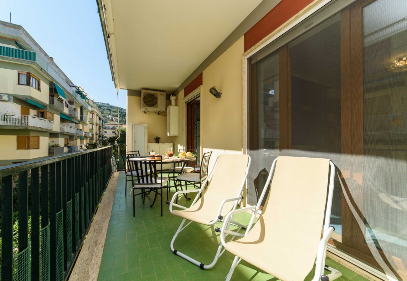 Appartamento a Sorrento - AMORE RENTALS - Sally Home con Terrazza e Vista Mare Parziale