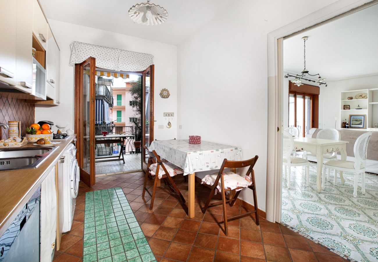 Appartamento a Sorrento - AMORE RENTALS - Appartamento Annarita con Balcone e Aria Condizionata