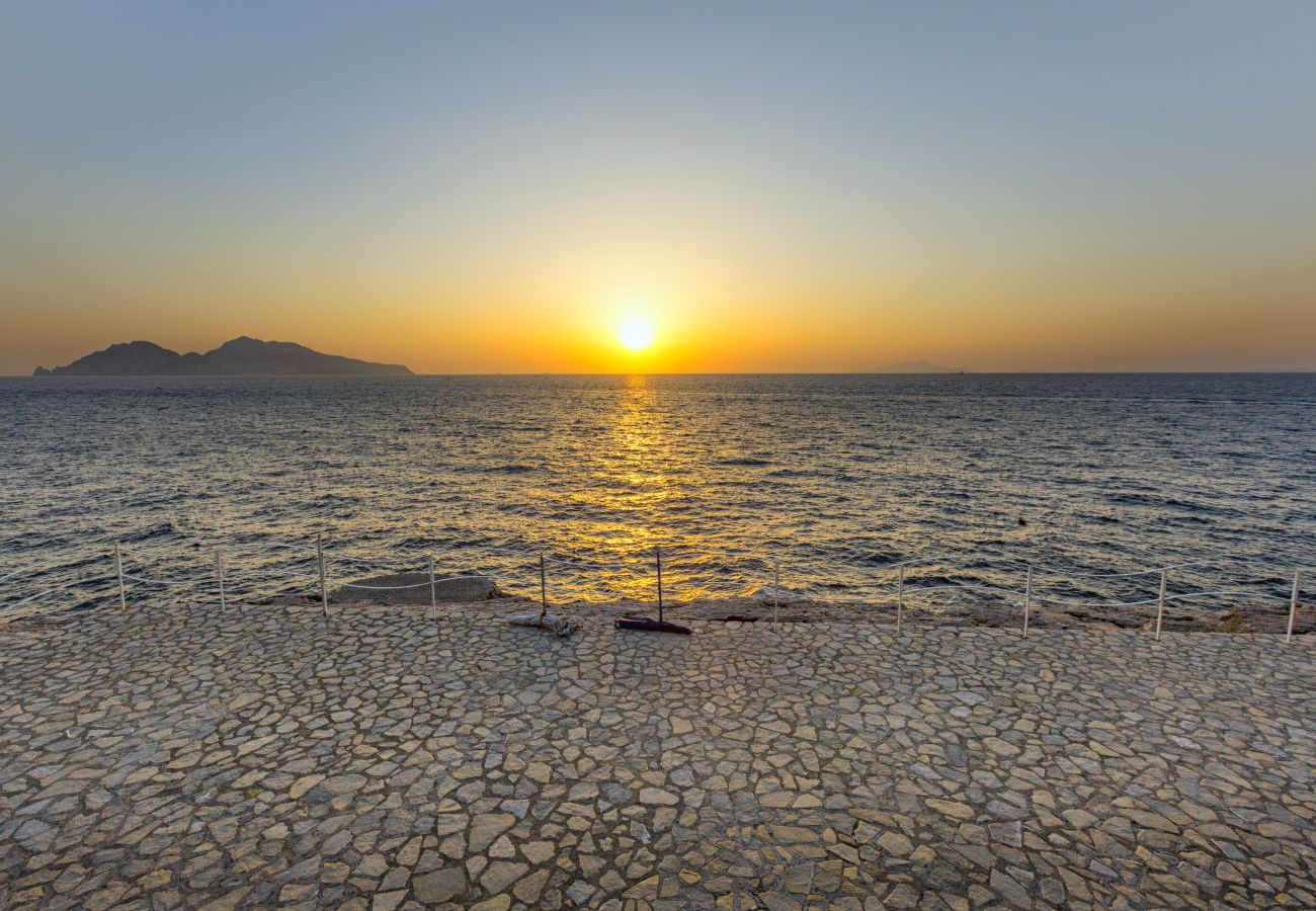 Villa a Massa Lubrense - AMORE RENTALS - Villa Domus Franca con Piscina Condivisa sul Mare