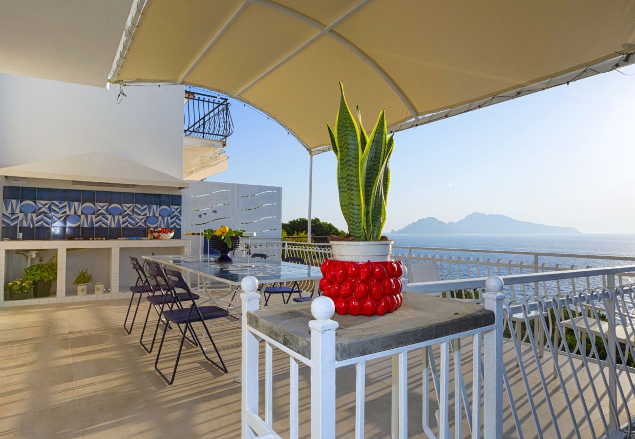 Villa a Massa Lubrense - AMORE RENTALS - Villa Domus Franca con Piscina Condivisa sul Mare