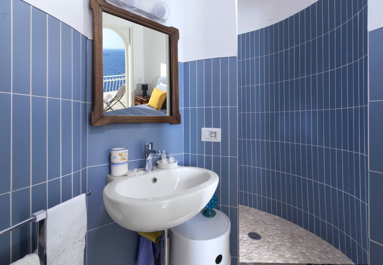 Villa a Massa Lubrense - AMORE RENTALS - Villa Domus Franca con Piscina Condivisa sul Mare