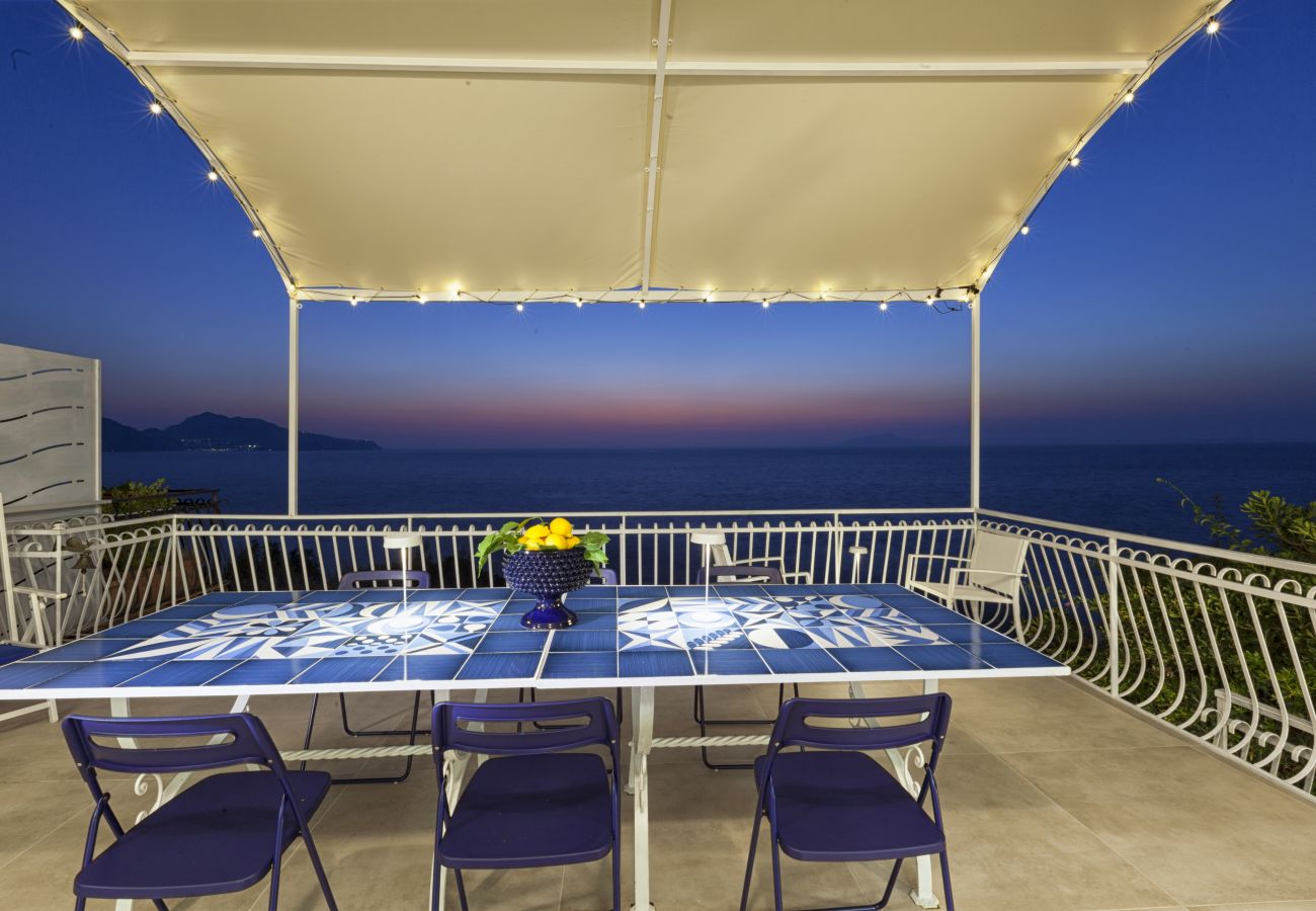 Villa a Massa Lubrense - AMORE RENTALS - Villa Domus Franca con Piscina Condivisa sul Mare