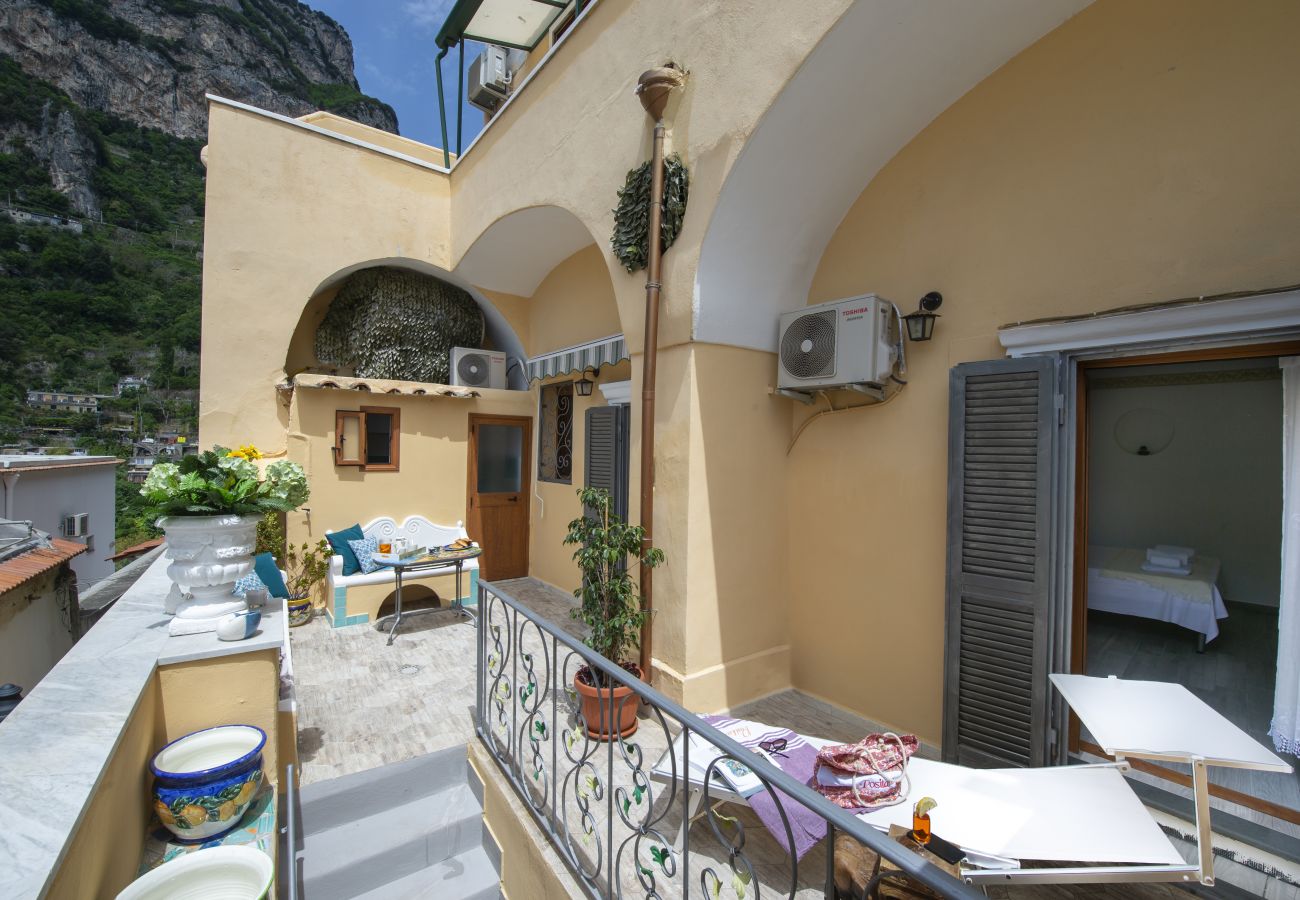 Casa a Positano - AMORE RENTALS - Residence Barbera con Terrazza e Aria Condizionata