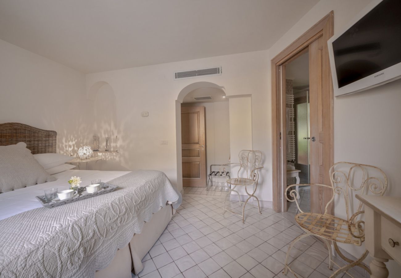 Villa a Positano - AMORE RENTALS - Villa Elio con Vista Mare, Piscina Riscaldata e Parcheggio