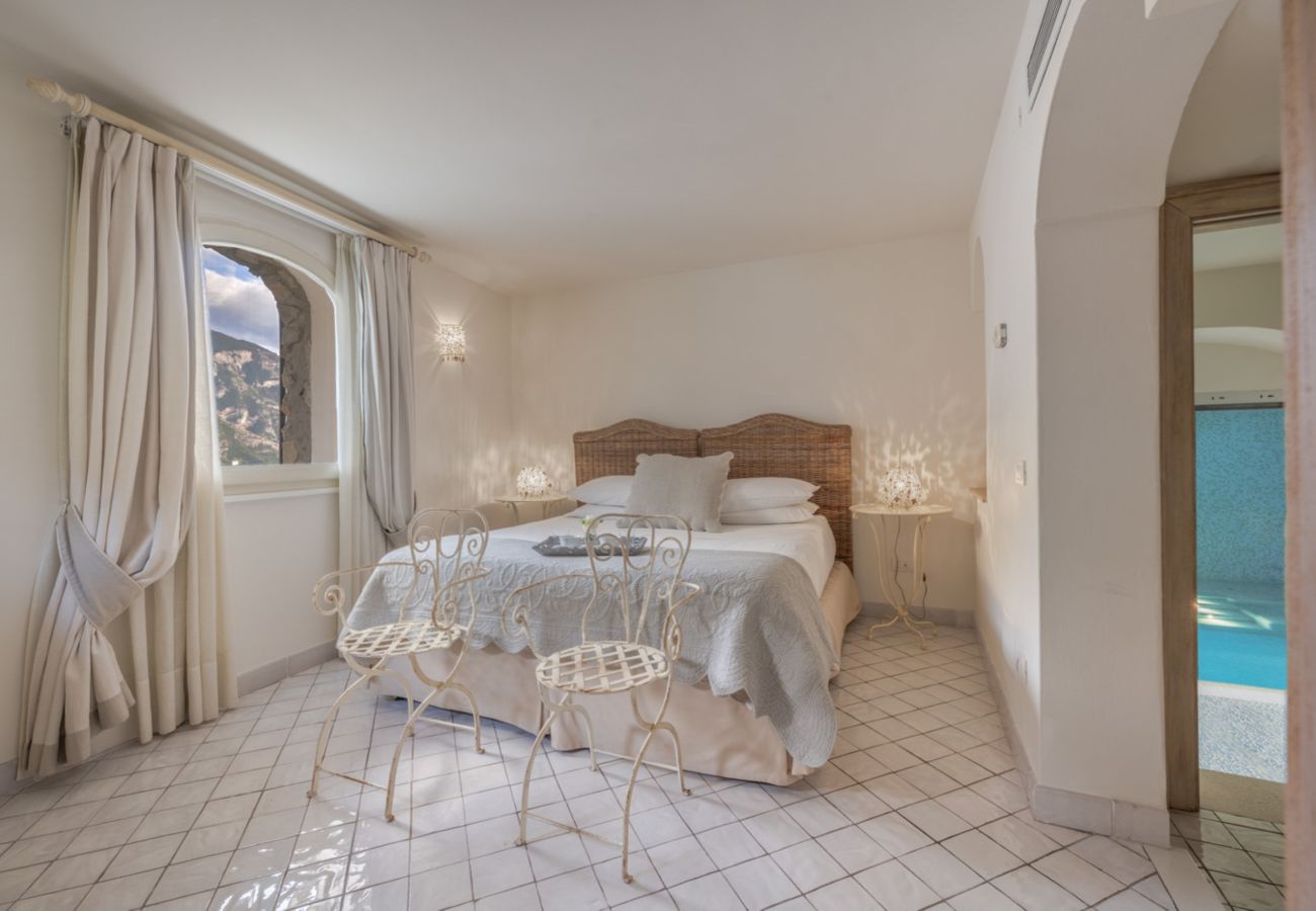 Villa a Positano - AMORE RENTALS - Villa Elio con Vista Mare, Piscina Riscaldata e Parcheggio