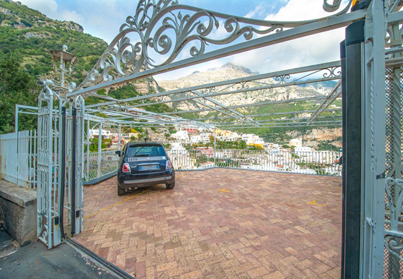 Villa a Positano - AMORE RENTALS - Villa Elio con Vista Mare, Piscina Riscaldata e Parcheggio