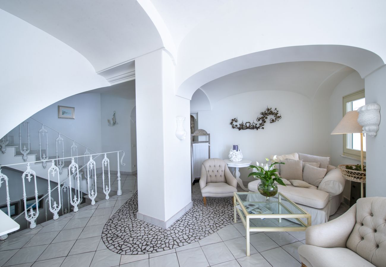 Villa a Positano - AMORE RENTALS - Villa Elio con Vista Mare, Piscina Riscaldata e Parcheggio