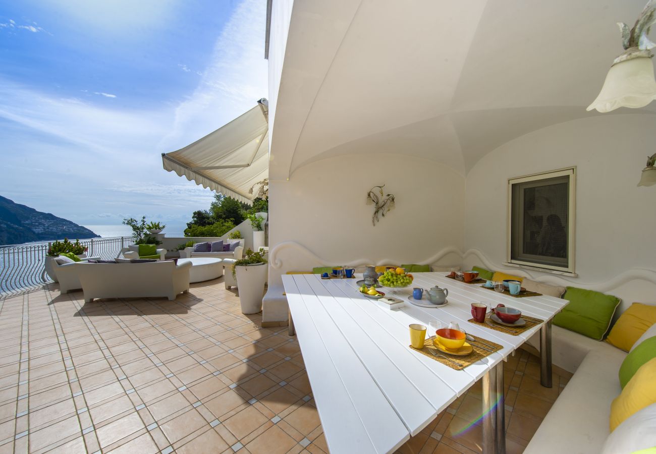 Villa a Positano - AMORE RENTALS - Villa Elio con Vista Mare, Piscina Riscaldata e Parcheggio