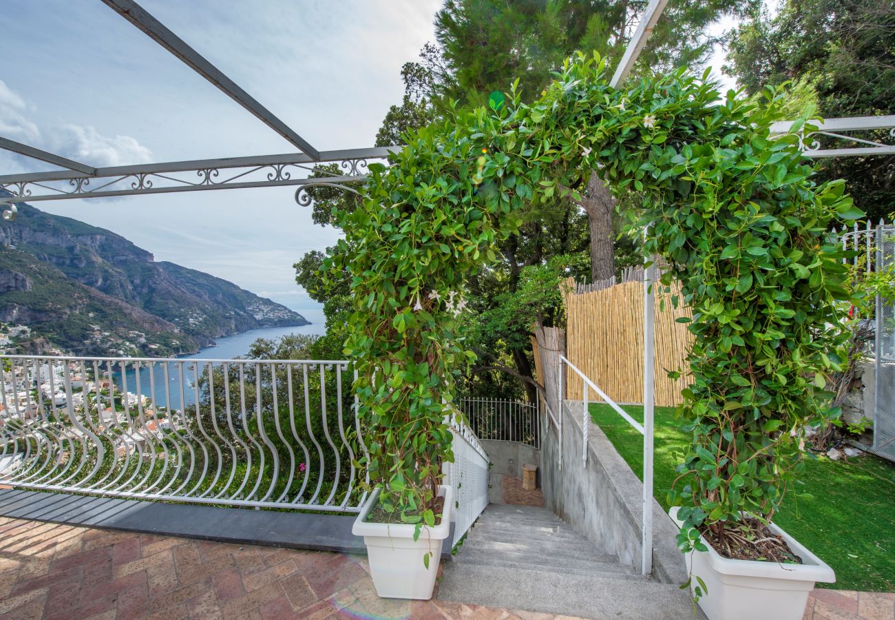 Villa a Positano - AMORE RENTALS - Villa Elio con Vista Mare, Piscina Riscaldata e Parcheggio