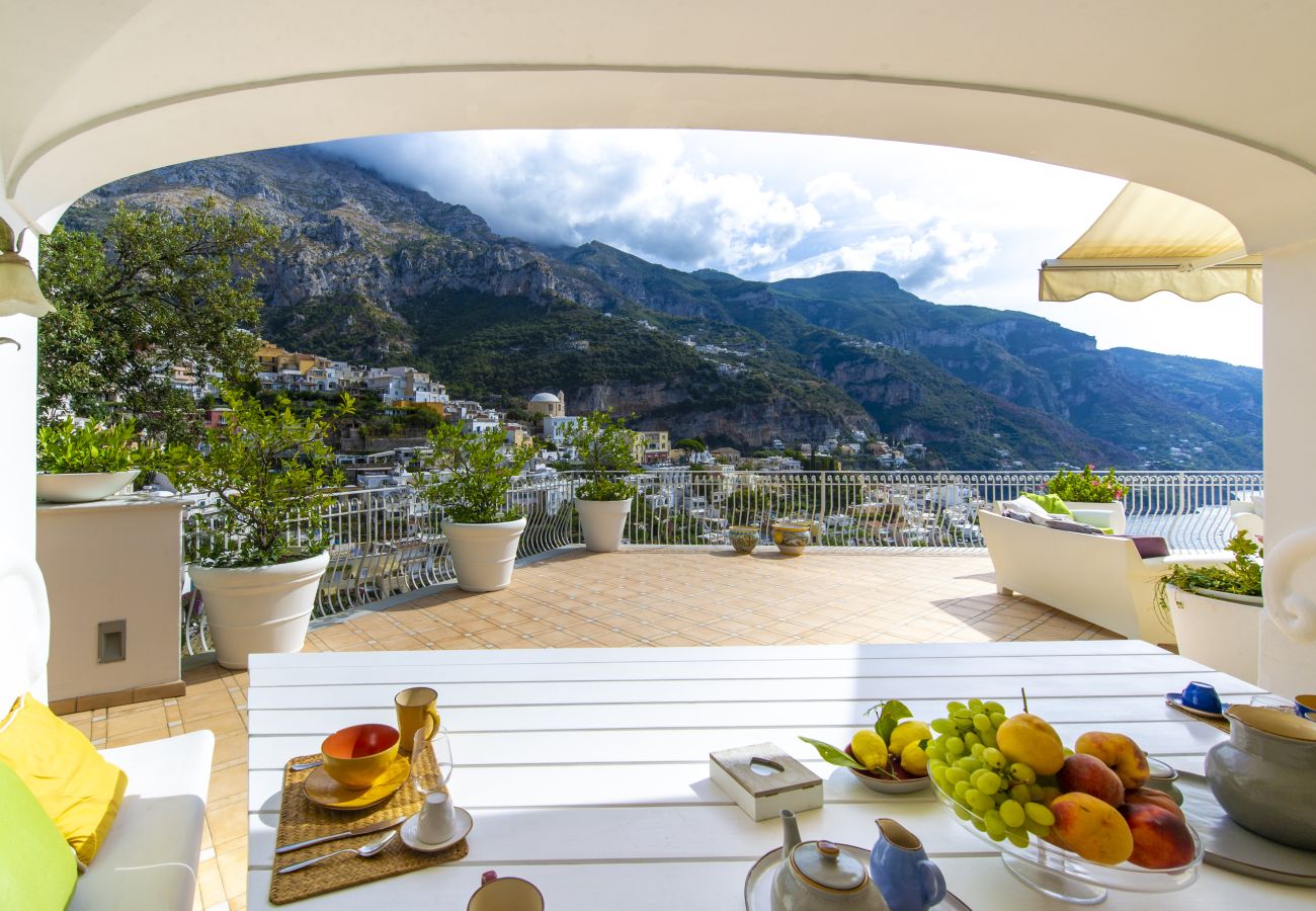 Villa a Positano - AMORE RENTALS - Villa Elio con Vista Mare, Piscina Riscaldata e Parcheggio