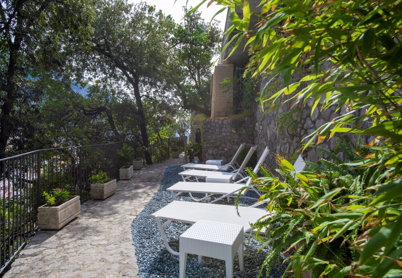 Villa a Positano - AMORE RENTALS - Villa Elio con Vista Mare, Piscina Riscaldata e Parcheggio