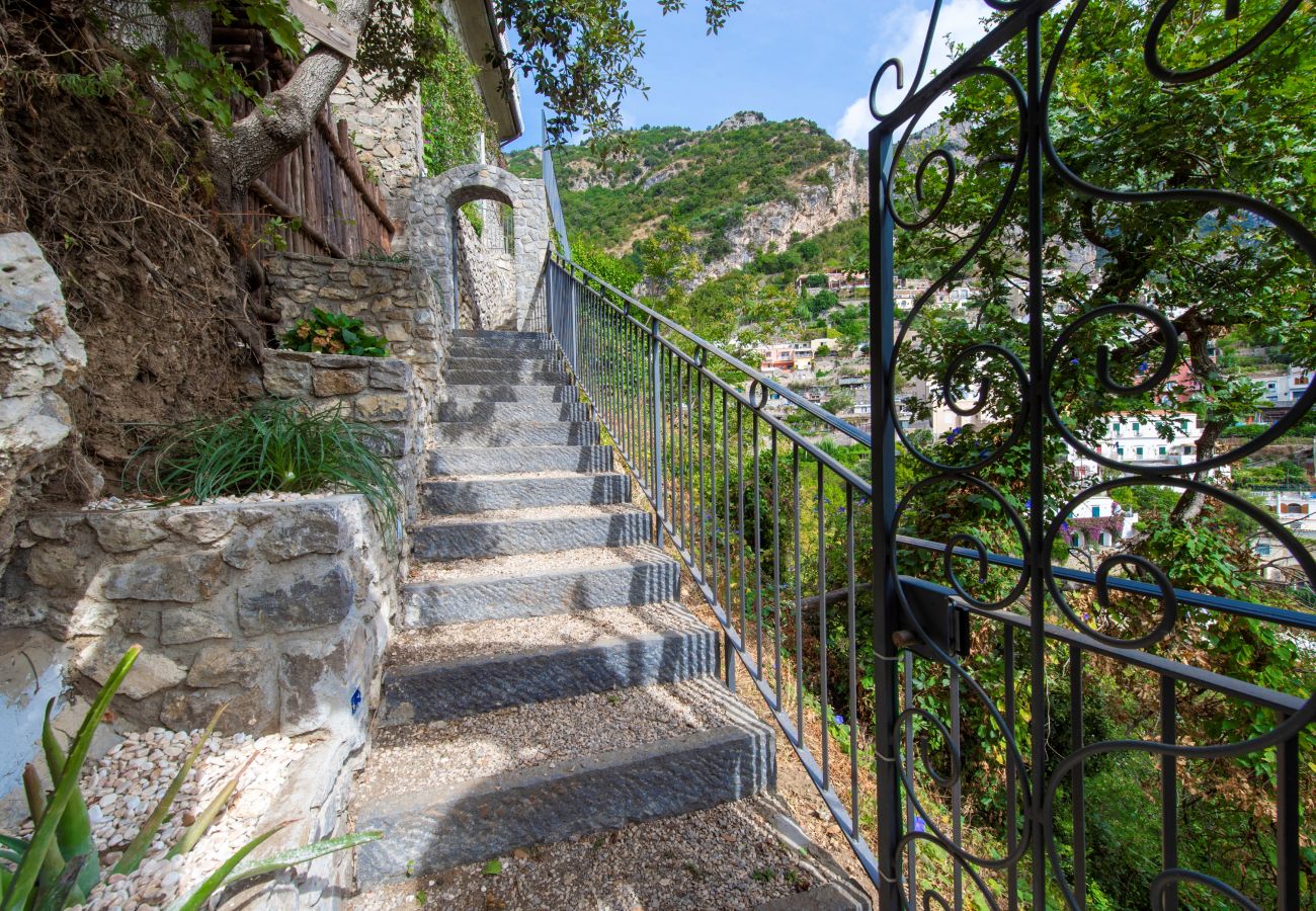 Villa a Positano - AMORE RENTALS - Villa Elio con Vista Mare, Piscina Riscaldata e Parcheggio