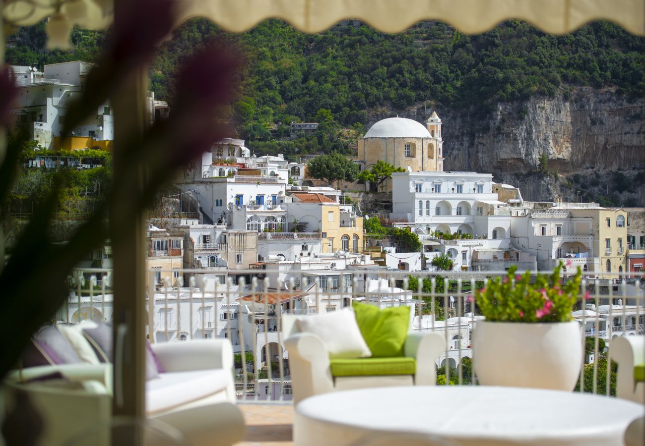 Villa a Positano - AMORE RENTALS - Villa Elio con Vista Mare, Piscina Riscaldata e Parcheggio