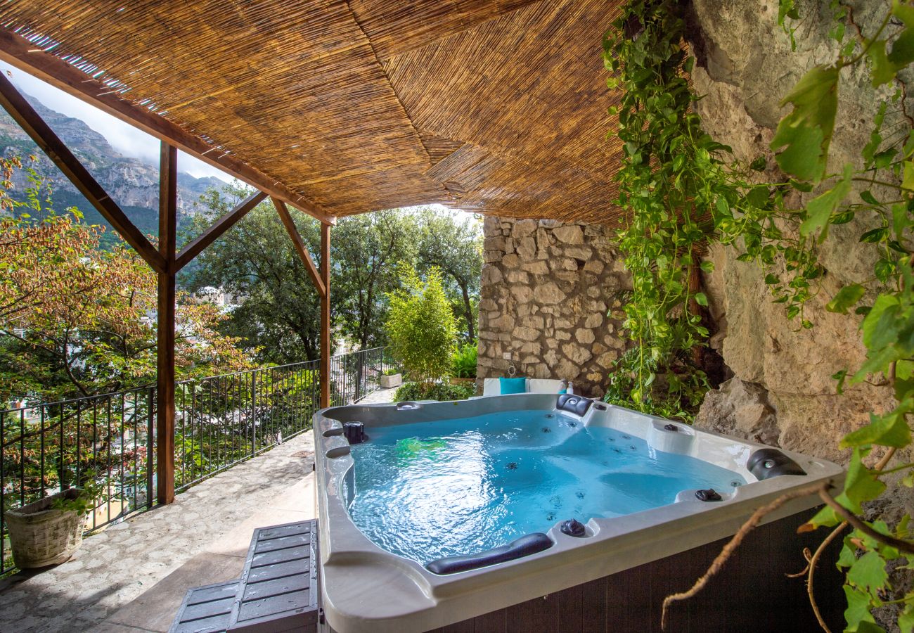 Villa a Positano - AMORE RENTALS - Villa Elio con Vista Mare, Piscina Riscaldata e Parcheggio