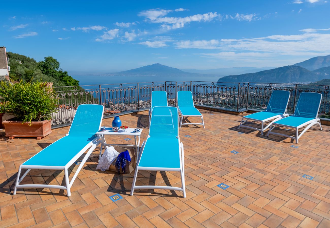 Villa a Sorrento - AMORE RENTALS - Villa Grazielluccia con Vista Mare e Parcheggio