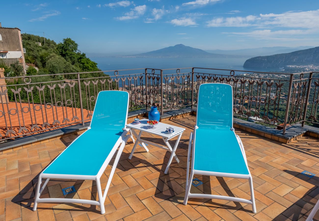 Villa a Sorrento - AMORE RENTALS - Villa Grazielluccia con Vista Mare e Parcheggio