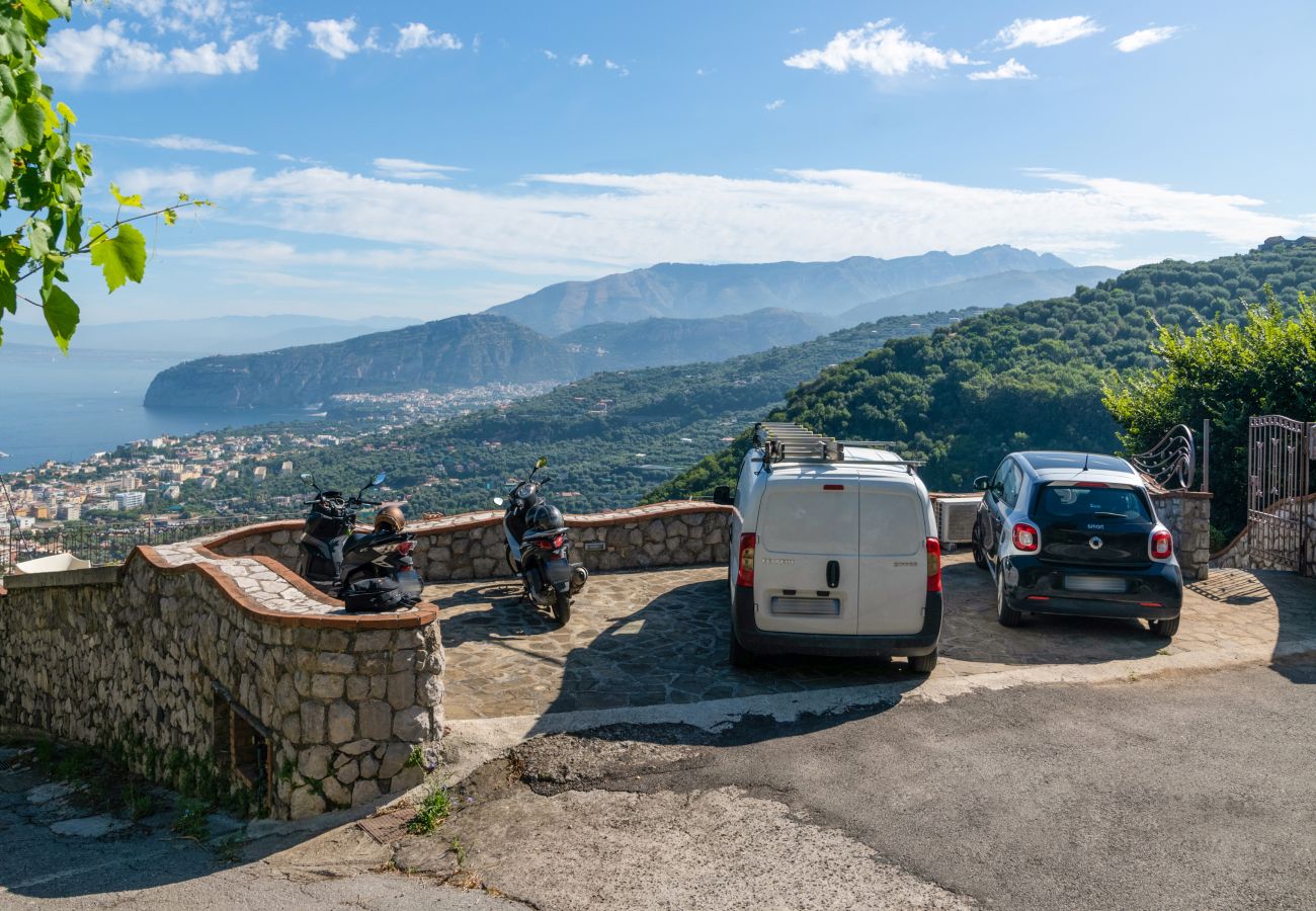 Villa a Sorrento - AMORE RENTALS - Villa Grazielluccia con Vista Mare e Parcheggio