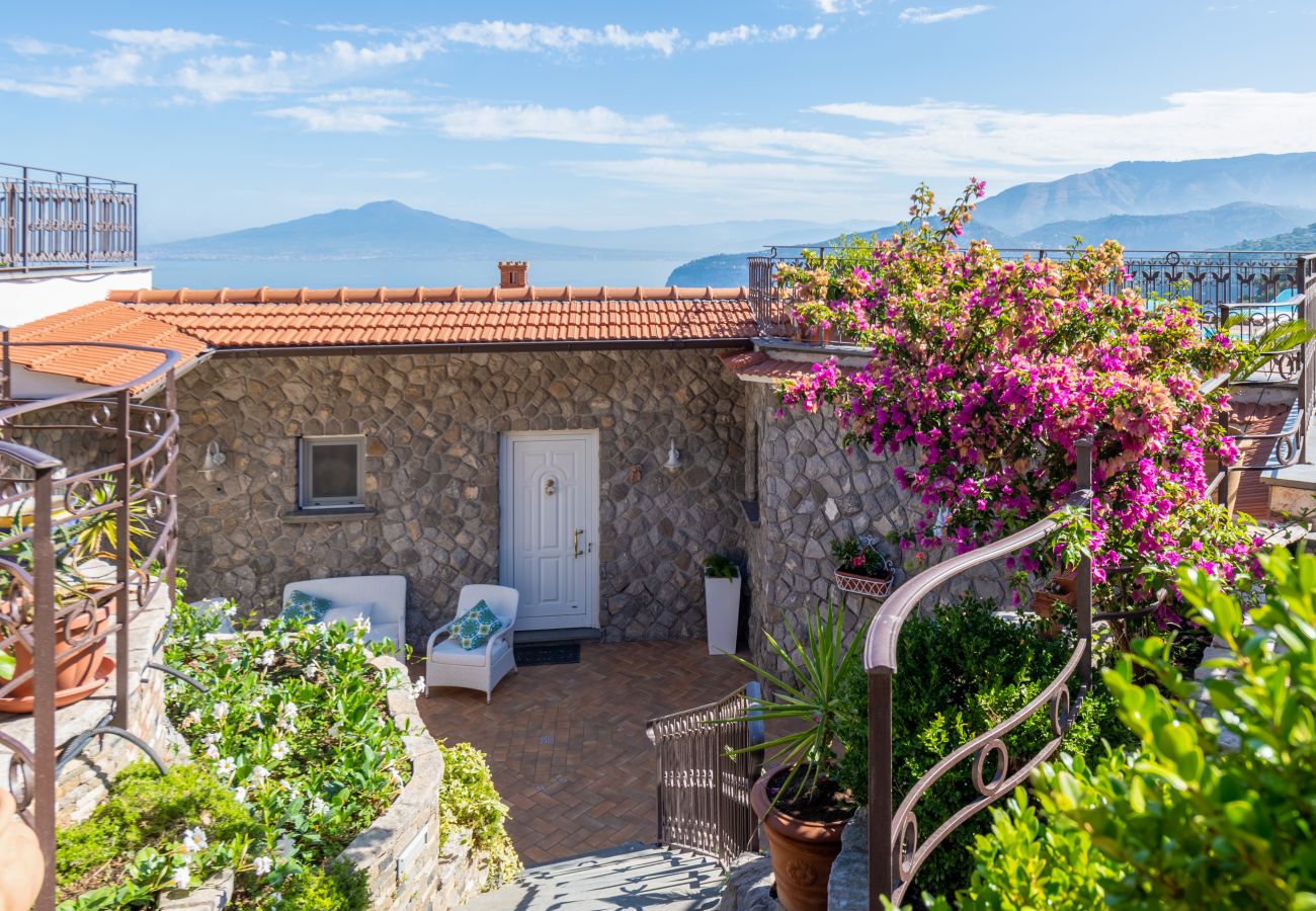 Villa a Sorrento - AMORE RENTALS - Villa Grazielluccia con Vista Mare e Parcheggio