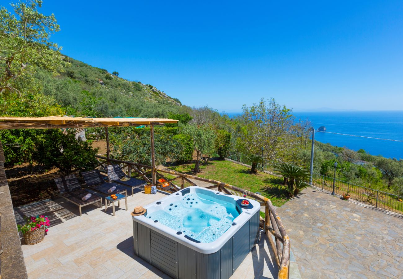 Villa a Massa Lubrense - AMORE RENTALS - Villa Ambra con Vasca Idromassaggio, Giardino e Vista Mare