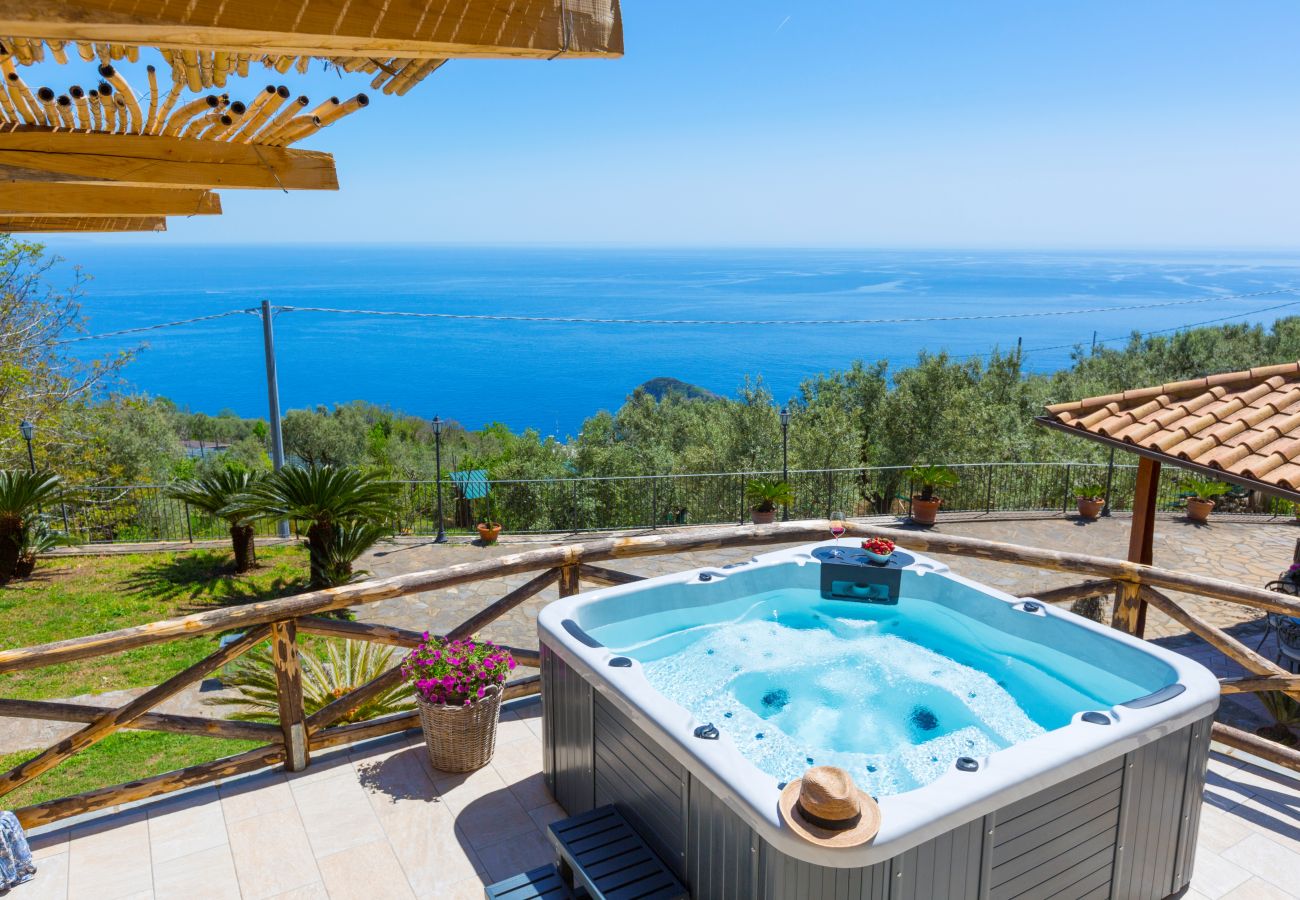 Villa a Massa Lubrense - AMORE RENTALS - Villa Ambra con Vasca Idromassaggio, Giardino e Vista Mare