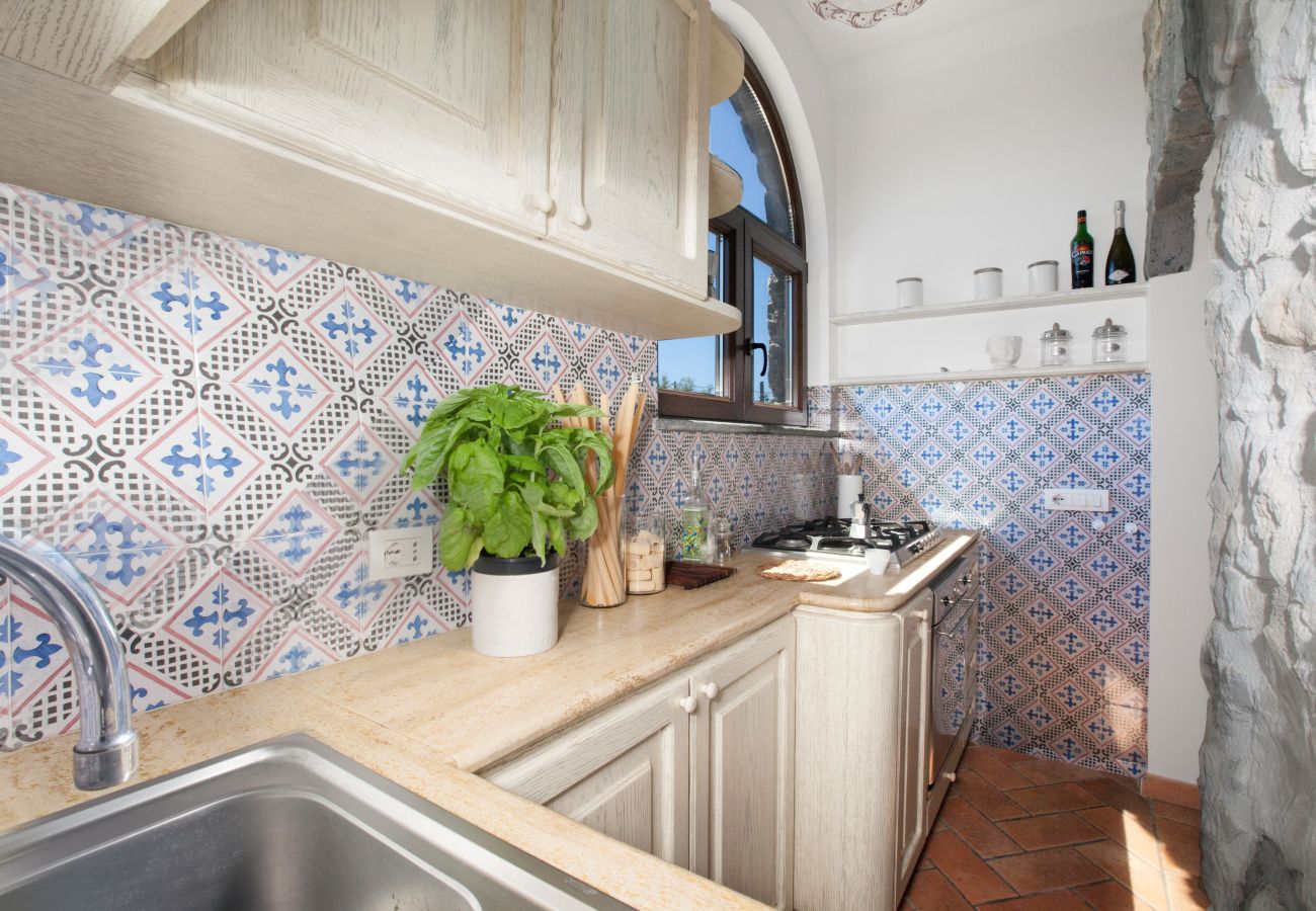 Villa a Massa Lubrense - AMORE RENTALS - Villa Ambra con Vasca Idromassaggio, Giardino e Vista Mare