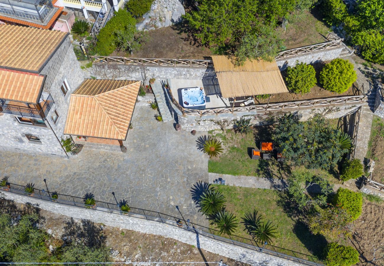 Villa a Massa Lubrense - AMORE RENTALS - Villa Ambra con Vasca Idromassaggio, Giardino e Vista Mare