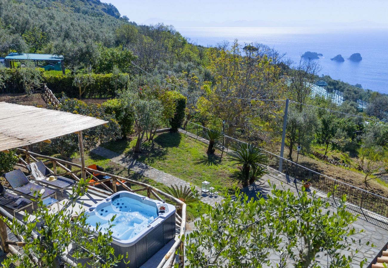 Villa a Massa Lubrense - AMORE RENTALS - Villa Ambra con Vasca Idromassaggio, Giardino e Vista Mare