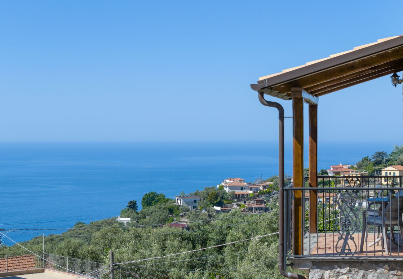 Villa a Massa Lubrense - AMORE RENTALS - Villa Ambra con Vasca Idromassaggio, Giardino e Vista Mare