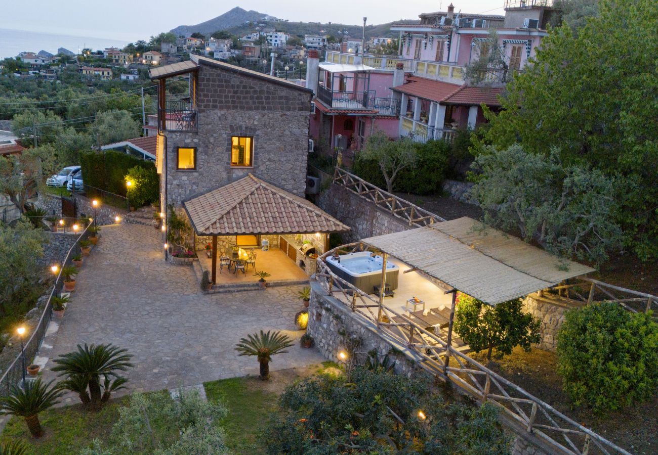 Villa a Massa Lubrense - AMORE RENTALS - Villa Ambra con Vasca Idromassaggio, Giardino e Vista Mare