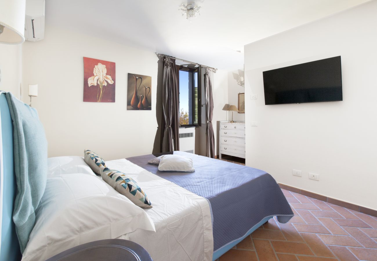 Villa a Massa Lubrense - AMORE RENTALS - Villa Ambra con Vasca Idromassaggio, Giardino e Vista Mare