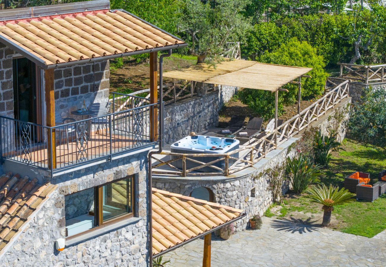 Villa a Massa Lubrense - AMORE RENTALS - Villa Ambra con Vasca Idromassaggio, Giardino e Vista Mare