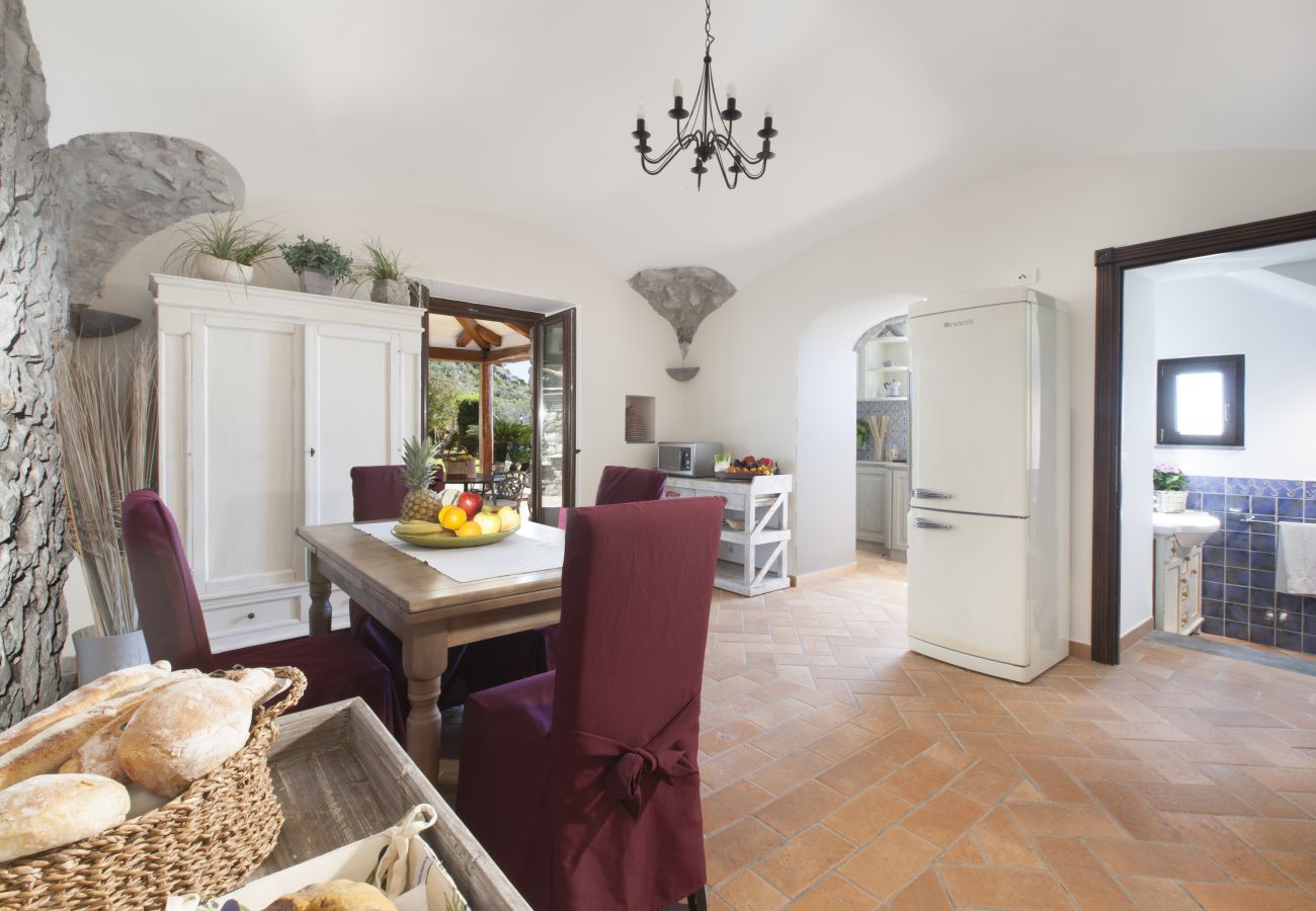 Villa a Massa Lubrense - AMORE RENTALS - Villa Ambra con Vasca Idromassaggio, Giardino e Vista Mare