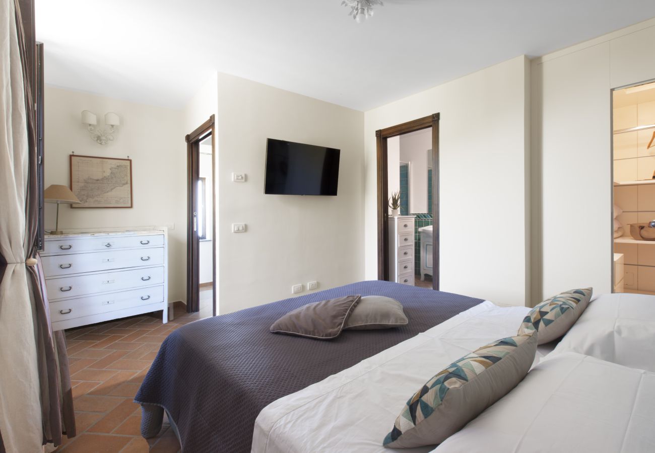 Villa a Massa Lubrense - AMORE RENTALS - Villa Ambra con Vasca Idromassaggio, Giardino e Vista Mare