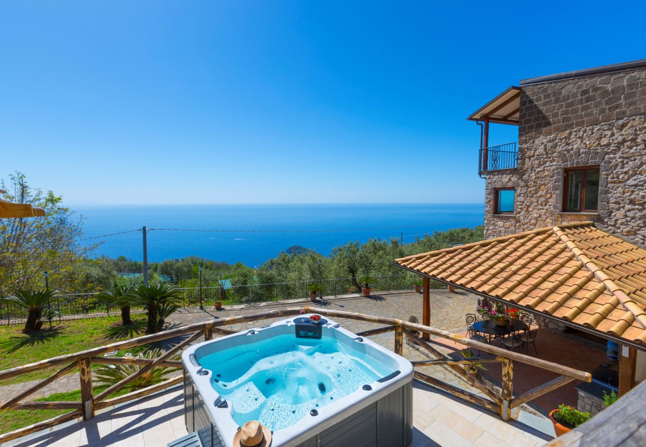 Villa a Massa Lubrense - AMORE RENTALS - Villa Ambra con Vasca Idromassaggio, Giardino e Vista Mare