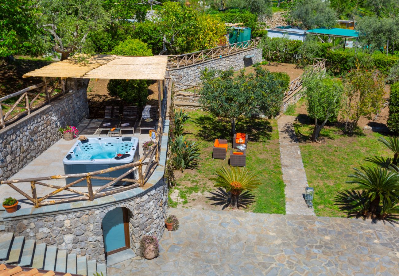 Villa a Massa Lubrense - AMORE RENTALS - Villa Ambra con Vasca Idromassaggio, Giardino e Vista Mare