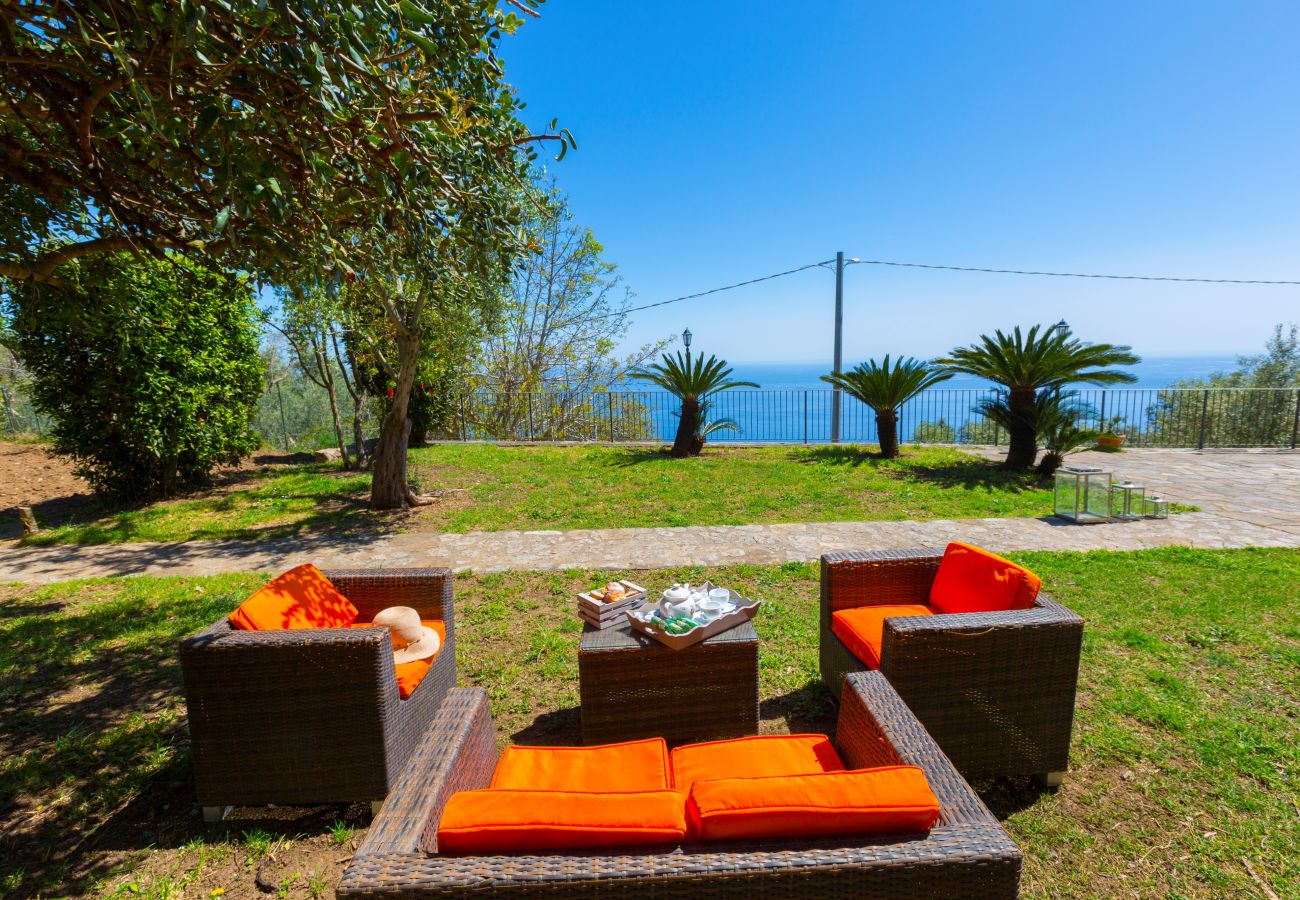 Villa a Massa Lubrense - AMORE RENTALS - Villa Ambra con Vasca Idromassaggio, Giardino e Vista Mare