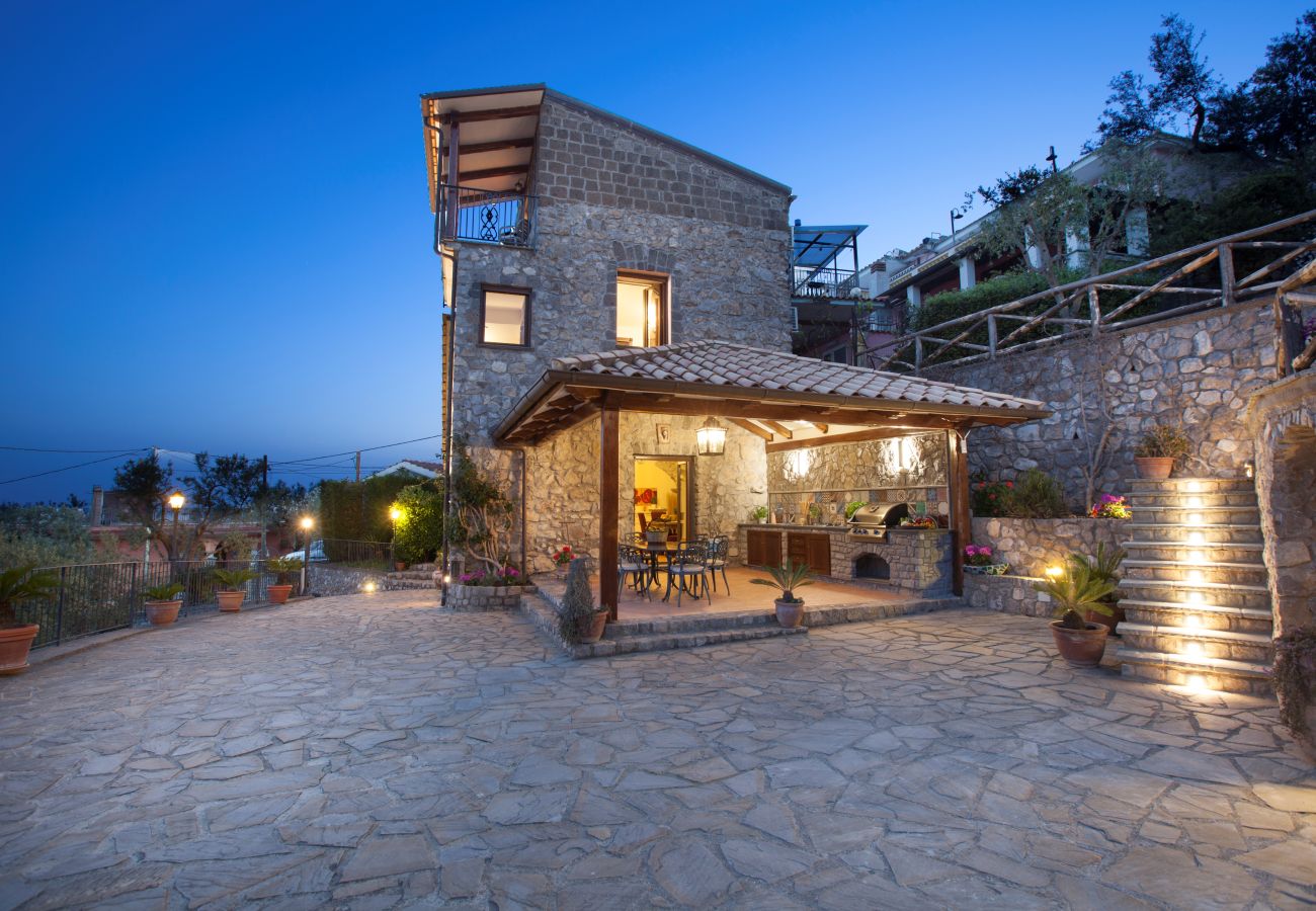 Villa a Massa Lubrense - AMORE RENTALS - Villa Ambra con Vasca Idromassaggio, Giardino e Vista Mare